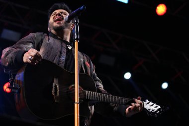 CURITIBA (PR) Brazil 14 / 10 / 2023 - Şarkıcı, müzisyen ve besteci Thiago Carvalho 'nun Kalabalık Hareketi ve Şovu, Cumartesi gecesi Pedreira Paulo Leminsk' de düzenlenen Cabare do Leonardo ve Bruno ve Morrone Şovunun açılışında (14) ). 