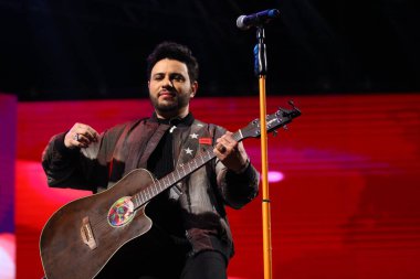 CURITIBA (PR) Brazil 14 / 10 / 2023 - Şarkıcı, müzisyen ve besteci Thiago Carvalho 'nun Kalabalık Hareketi ve Şovu, Cumartesi gecesi Pedreira Paulo Leminsk' de düzenlenen Cabare do Leonardo ve Bruno ve Morrone Şovunun açılışında (14) ). 