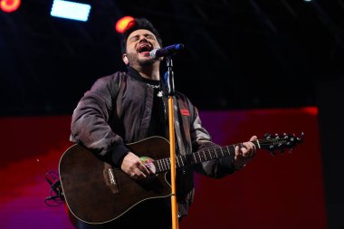 CURITIBA (PR) Brazil 14 / 10 / 2023 - Şarkıcı, müzisyen ve besteci Thiago Carvalho 'nun Kalabalık Hareketi ve Şovu, Cumartesi gecesi Pedreira Paulo Leminsk' de düzenlenen Cabare do Leonardo ve Bruno ve Morrone Şovunun açılışında (14) ). 