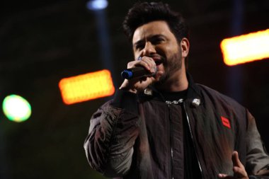 CURITIBA (PR) Brazil 14 / 10 / 2023 - Şarkıcı, müzisyen ve besteci Thiago Carvalho 'nun Kalabalık Hareketi ve Şovu, Cumartesi gecesi Pedreira Paulo Leminsk' de düzenlenen Cabare do Leonardo ve Bruno ve Morrone Şovunun açılışında (14) ). 