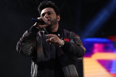 CURITIBA (PR) Brazil 14 / 10 / 2023 - Şarkıcı, müzisyen ve besteci Thiago Carvalho 'nun Kalabalık Hareketi ve Şovu, Cumartesi gecesi Pedreira Paulo Leminsk' de düzenlenen Cabare do Leonardo ve Bruno ve Morrone Şovunun açılışında (14) ). 