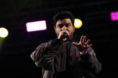 CURITIBA (PR) Brazil 14 / 10 / 2023 - Şarkıcı, müzisyen ve besteci Thiago Carvalho 'nun Kalabalık Hareketi ve Şovu, Cumartesi gecesi Pedreira Paulo Leminsk' de düzenlenen Cabare do Leonardo ve Bruno ve Morrone Şovunun açılışında (14) ). 