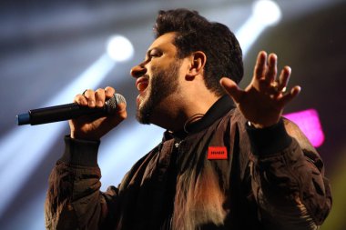 CURITIBA (PR) Brazil 14 / 10 / 2023 - Şarkıcı, müzisyen ve besteci Thiago Carvalho 'nun Kalabalık Hareketi ve Şovu, Cumartesi gecesi Pedreira Paulo Leminsk' de düzenlenen Cabare do Leonardo ve Bruno ve Morrone Şovunun açılışında (14) ). 