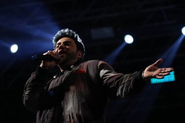 CURITIBA (PR) Brazil 14 / 10 / 2023 - Şarkıcı, müzisyen ve besteci Thiago Carvalho 'nun Kalabalık Hareketi ve Şovu, Cumartesi gecesi Pedreira Paulo Leminsk' de düzenlenen Cabare do Leonardo ve Bruno ve Morrone Şovunun açılışında (14) ). 