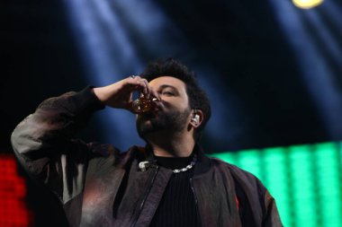 CURITIBA (PR) Brazil 14 / 10 / 2023 - Şarkıcı, müzisyen ve besteci Thiago Carvalho 'nun Kalabalık Hareketi ve Şovu, Cumartesi gecesi Pedreira Paulo Leminsk' de düzenlenen Cabare do Leonardo ve Bruno ve Morrone Şovunun açılışında (14) ). 