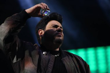 CURITIBA (PR) Brazil 14 / 10 / 2023 - Şarkıcı, müzisyen ve besteci Thiago Carvalho 'nun Kalabalık Hareketi ve Şovu, Cumartesi gecesi Pedreira Paulo Leminsk' de düzenlenen Cabare do Leonardo ve Bruno ve Morrone Şovunun açılışında (14) ). 