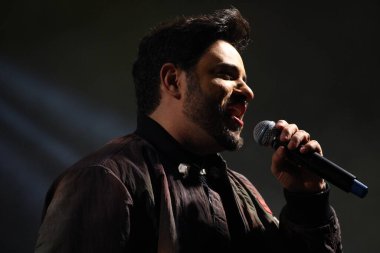 CURITIBA (PR) Brazil 14 / 10 / 2023 - Şarkıcı, müzisyen ve besteci Thiago Carvalho 'nun Kalabalık Hareketi ve Şovu, Cumartesi gecesi Pedreira Paulo Leminsk' de düzenlenen Cabare do Leonardo ve Bruno ve Morrone Şovunun açılışında (14) ). 