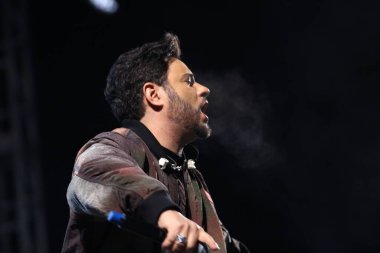 CURITIBA (PR) Brazil 14 / 10 / 2023 - Şarkıcı, müzisyen ve besteci Thiago Carvalho 'nun Kalabalık Hareketi ve Şovu, Cumartesi gecesi Pedreira Paulo Leminsk' de düzenlenen Cabare do Leonardo ve Bruno ve Morrone Şovunun açılışında (14) ). 