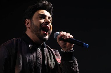 CURITIBA (PR) Brazil 14 / 10 / 2023 - Şarkıcı, müzisyen ve besteci Thiago Carvalho 'nun Kalabalık Hareketi ve Şovu, Cumartesi gecesi Pedreira Paulo Leminsk' de düzenlenen Cabare do Leonardo ve Bruno ve Morrone Şovunun açılışında (14) ). 