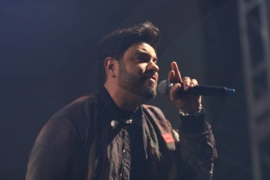 CURITIBA (PR) Brazil 14 / 10 / 2023 - Şarkıcı, müzisyen ve besteci Thiago Carvalho 'nun Kalabalık Hareketi ve Şovu, Cumartesi gecesi Pedreira Paulo Leminsk' de düzenlenen Cabare do Leonardo ve Bruno ve Morrone Şovunun açılışında (14) ). 