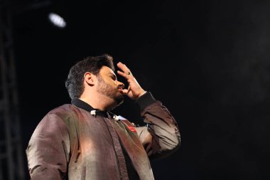 CURITIBA (PR) Brazil 14 / 10 / 2023 - Şarkıcı, müzisyen ve besteci Thiago Carvalho 'nun Kalabalık Hareketi ve Şovu, Cumartesi gecesi Pedreira Paulo Leminsk' de düzenlenen Cabare do Leonardo ve Bruno ve Morrone Şovunun açılışında (14) ). 