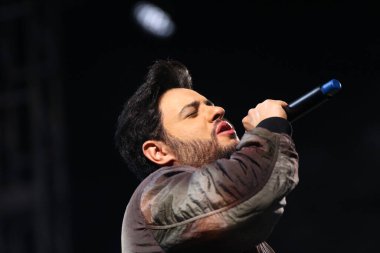 CURITIBA (PR) Brazil 14 / 10 / 2023 - Şarkıcı, müzisyen ve besteci Thiago Carvalho 'nun Kalabalık Hareketi ve Şovu, Cumartesi gecesi Pedreira Paulo Leminsk' de düzenlenen Cabare do Leonardo ve Bruno ve Morrone Şovunun açılışında (14) ). 