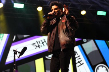 CURITIBA (PR) Brazil 14 / 10 / 2023 - Şarkıcı, müzisyen ve besteci Thiago Carvalho 'nun Kalabalık Hareketi ve Şovu, Cumartesi gecesi Pedreira Paulo Leminsk' de düzenlenen Cabare do Leonardo ve Bruno ve Morrone Şovunun açılışında (14) ). 