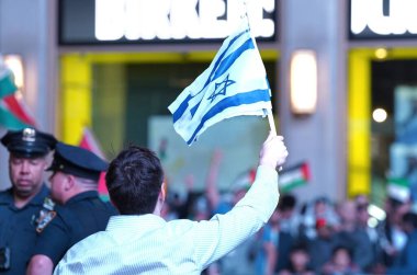 Times Meydanı 'nda Pro Filistin Rallisi. 13 Ekim, New York, ABD: New York 'un göbeğinde Filistin yanlısı göstericiler ve karşı protestocular canlı bir miting için Times Meydanı' nda bir araya geldiler.. 