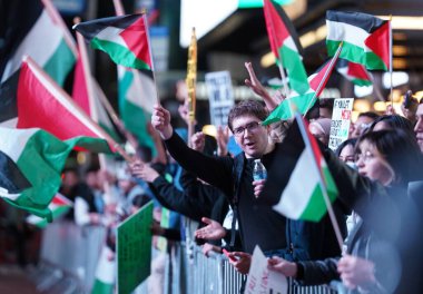 Times Meydanı 'nda Pro Filistin Rallisi. 13 Ekim, New York, ABD: New York 'un göbeğinde Filistin yanlısı göstericiler ve karşı protestocular canlı bir miting için Times Meydanı' nda bir araya geldiler.. 