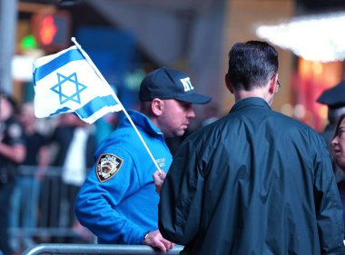 Times Meydanı 'nda Pro Filistin Rallisi. 13 Ekim, New York, ABD: New York 'un göbeğinde Filistin yanlısı göstericiler ve karşı protestocular canlı bir miting için Times Meydanı' nda bir araya geldiler.. 