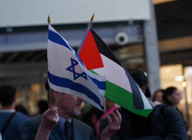 Times Meydanı 'nda Pro Filistin Rallisi. 13 Ekim, New York, ABD: New York 'un göbeğinde Filistin yanlısı göstericiler ve karşı protestocular canlı bir miting için Times Meydanı' nda bir araya geldiler.. 