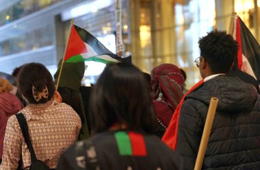Times Meydanı 'nda Pro Filistin Rallisi. 13 Ekim, New York, ABD: New York 'un göbeğinde Filistin yanlısı göstericiler ve karşı protestocular canlı bir miting için Times Meydanı' nda bir araya geldiler.. 