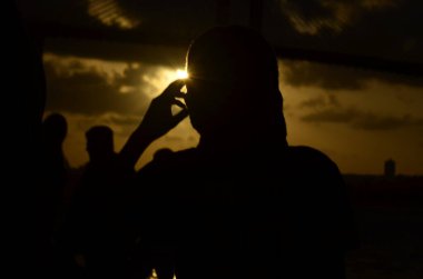 Natal (RN), 10 / 14 / 2023 - Potiguarelar Yıllık Güneş tutulmasını gözlemlemek için tüm stratejik noktalarda toplandılar. Rio Grande do Norte 'nin başkenti bu fenomeni gözlemleyen en önemli şehirlerden biriydi. 