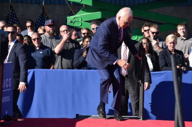 ABD Başkanı Philadelphia 'daki konuşmasından önce Trips & Falls' a gitti. 13 Ekim 2023, Philadelphia, Pennsylvania, ABD: ABD Başkanı Joe Biden, Philadelphia 'daki bir polis memurunun öldürülmesiyle ilgili açıklama yapmadan önce tökezledi ve sahneye düştü