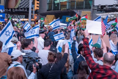 Filistin yanlısı aktivistler bir günlük eylem için toplanıyor. 13 Ekim 2023, New York, New York, ABD: İsrail yanlısı karşı protestocular 13 Ekim 2023 'te New York' ta Times Meydanı 'nda bir Filistinlinin Eylem Günü protestosu sırasında pankart ve bayraklar tutuyorlar.