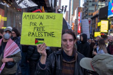 Filistin yanlısı aktivistler bir günlük eylem için toplanıyor. 13 Ekim 2023, New York, New York, ABD: Bir kadın, bir Filistinlinin Times Meydanı 'ndaki eylem günü protestosu sırasında ve bir Filistin için bir Amerikan Yahudisini rehin tutuyor. 