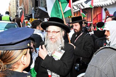 Filistinli protestocular ve destekçiler Filistin topraklarının İsrail tarafından işgal edilmesini protesto ediyorlar. 13 Ekim 2023, New York, New York, ABD. Yüzlerce Filistinli protestocu ve destekçi Time Square 'e akın etti 