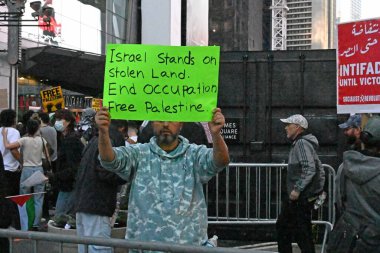 Filistinli protestocular ve destekçiler Filistin topraklarının İsrail tarafından işgal edilmesini protesto ediyorlar. 13 Ekim 2023, New York, New York, ABD. Yüzlerce Filistinli protestocu ve destekçi Time Square 'e akın etti 
