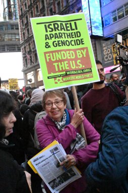 Filistinli protestocular ve destekçiler Filistin topraklarının İsrail tarafından işgal edilmesini protesto ediyorlar. 13 Ekim 2023, New York, New York, ABD. Yüzlerce Filistinli protestocu ve destekçi Time Square 'e akın etti 