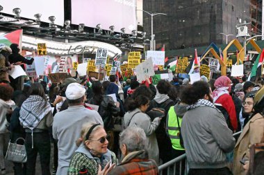 Filistinli protestocular ve destekçiler Filistin topraklarının İsrail tarafından işgal edilmesini protesto ediyorlar. 13 Ekim 2023, New York, New York, ABD. Yüzlerce Filistinli protestocu ve destekçi Time Square 'e akın etti 