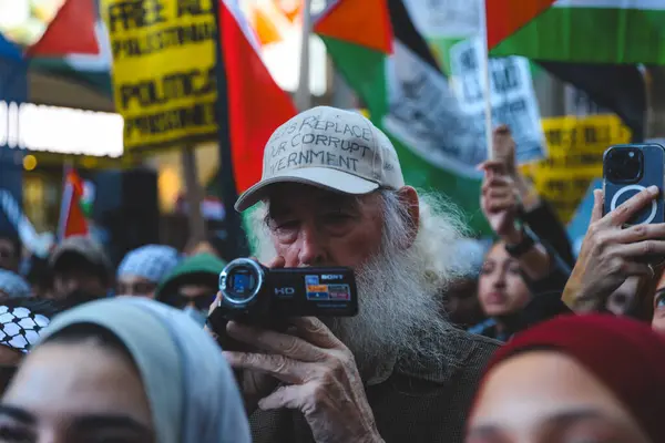 パレスチナ人はタイムズスクエアからイスラエル領事館に抗議 2023年10月13日 アメリカ合衆国ニューヨーク パレスチナ人抗議デモ隊がタイムズスクエアから国連本部に集まり パレスチナ人に対するイスラエル攻撃に抗議 — ストック写真