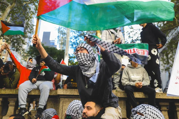 Filistinliler Times Meydanı 'ndan İsrail Konsolosluğuna Protesto Etti. 13 Ekim 2023, New York, ABD: Filistinli protestocular İsrail 'in Filistinlilere saldırılarını protesto etmek için Times Meydanı' ndan Birleşmiş Milletler Genel Merkezi 'ne yürüdüler