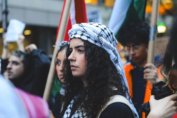 巴勒斯坦人从时代广场向以色列领事馆抗议 2023年10月13日 美国纽约 巴勒斯坦抗议者从时代广场游行至联合国总部 抗议哈马斯对巴勒斯坦人的袭击 — 图库照片