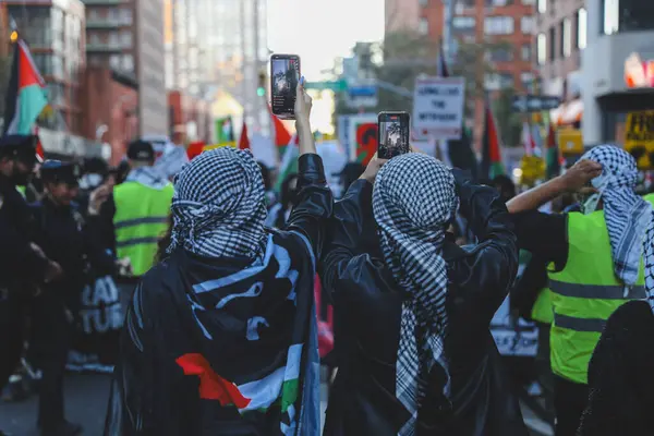 パレスチナ人はタイムズスクエアからイスラエル領事館に抗議 2023年10月13日 アメリカ合衆国ニューヨーク パレスチナ人抗議デモ隊がタイムズスクエアから国連本部に集まり パレスチナ人に対するイスラエル攻撃に抗議 — ストック写真