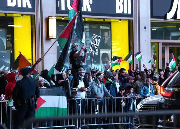 タイムズスクエアのパレスチナ ラリー 10月13日 アメリカ合衆国ニューヨーク ニューヨーク市ミッドタウンで プロパレスチナのデモ参加者と反対のテスターがタイムズスクエアに集まり スピリッツ ラリーを行った — ストック写真
