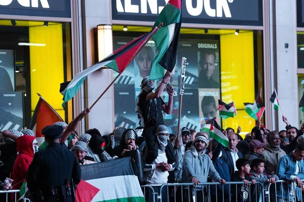 时代广场亲巴勒斯坦集会 10月13日 美国纽约 在纽约市中心 支持巴勒斯坦的示威者和反抗议者聚集在时代广场举行了一场热烈的集会 — 图库照片