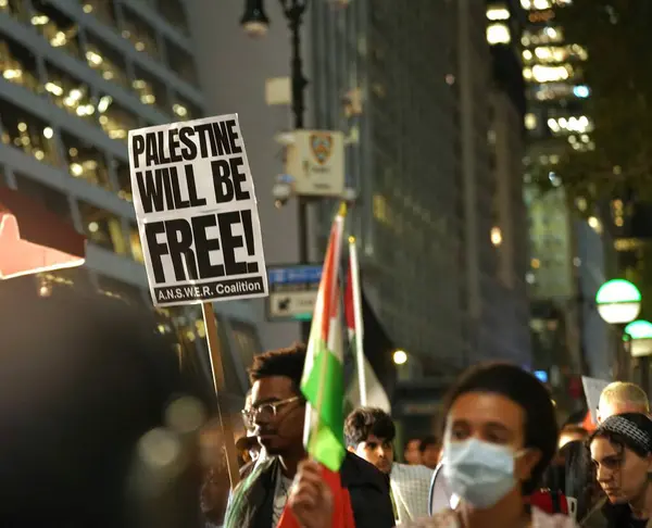タイムズスクエアのパレスチナ ラリー 10月13日 アメリカ合衆国ニューヨーク ニューヨーク市ミッドタウンで プロパレスチナのデモ参加者と反対のテスターがタイムズスクエアに集まり スピリッツ ラリーを行った — ストック写真