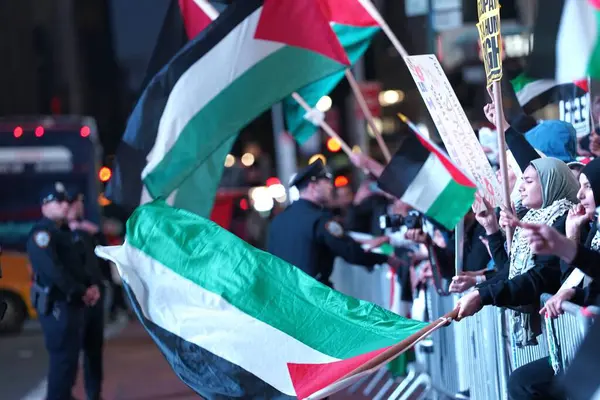 时代广场亲巴勒斯坦集会 10月13日 美国纽约 在纽约市中心 支持巴勒斯坦的示威者和反抗议者聚集在时代广场举行了一场热烈的集会 — 图库照片