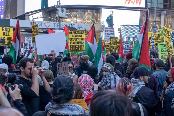 親パレスチナ活動家が行動の日を迎えました 2023年10月13日 ニューヨーク 民主社会主義者のニューヨーク市章 Dsa に支持された親パレスチナの抗議者 サインを保持する — ストック写真