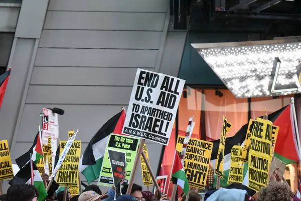 イスラエルによるパレスチナの土地占領に抗議するパレスチナ人抗議者や支持者 2023年10月13日 ニューヨーク ニューヨーク 米国A 何百人ものパレスチナ人抗議者や支持者がタイム スクエアに降り立った — ストック写真