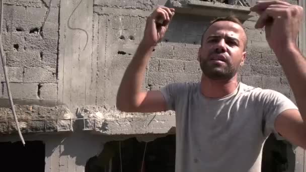 시민의 가정은 가자시 북부의 마코우시 타워에서 파괴되었고 시민들은 집에서 안전하게 — 비디오