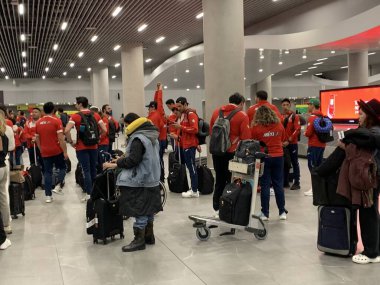 Santiago 'daki Panamerikan Oyunları için Sporcuların Gelişi. 17 Ekim 2023, Santiago, Şili: Bazı atletlerin Merino Benitez Havalimanı, Santiago 'ya geldiği görüldü ve Panamerikan Köyü' ne götürüldü..