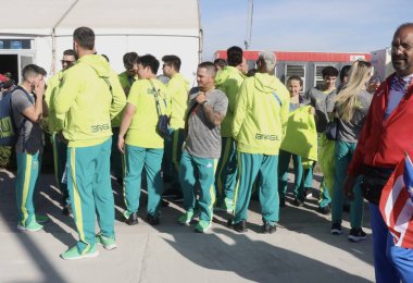 Santiago 'daki Panamerikan Oyunları' nda bayrak kaldırma. 17 Ekim 2023, Santiago, Şili: Santiago 'daki Panamerika Oyunlarında Bayrakları Yükseltme Yarışmasına katılan ülkeleri karşıladı