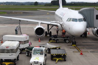 CURITIBA, Brezilya 10 / 18 / 2023 - Bu Çarşamba sabahı Afonso Pena Havalimanı 'nda büyük bir yolcu hareketi (18)). 
