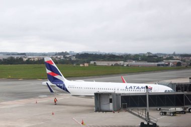 CURITIBA, Brezilya 10 / 18 / 2023 - Bu Çarşamba sabahı Afonso Pena Havalimanı 'nda büyük bir yolcu hareketi (18)). 