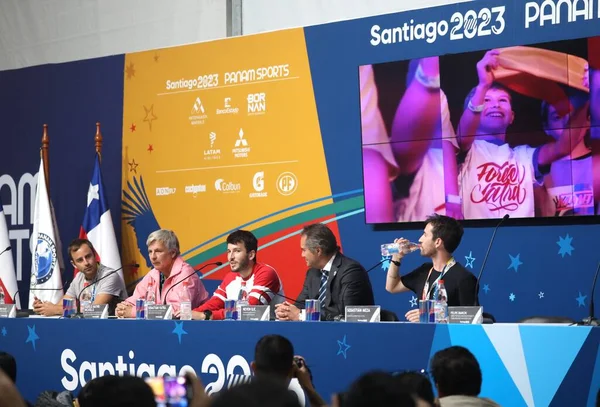 在国家体育场与Sebastian Yatra举行新闻发布会 2023年10月19日 智利圣地亚哥 2023年泛美运动会开幕式的明星哥伦比亚人塞巴斯蒂安 亚拉在国家体育场的媒体中心举行新闻发布会 — 图库照片