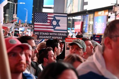 Filistinliler ve İsrailliler arasındaki çatışmada yaşanan şiddetli toprak anlaşmazlığı. 19 Ekim 2023, New York, New York, ABD. Yüzlerce İsrailli protestocu ve destekçi 46. ve 47. caddeler arasındaki Peder Duffy Meydanı 'na akın etti.