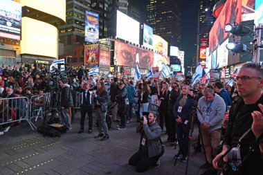 Filistinliler ve İsrailliler arasındaki çatışmada yaşanan şiddetli toprak anlaşmazlığı. 19 Ekim 2023, New York, New York, ABD. Yüzlerce İsrailli protestocu ve destekçi 46. ve 47. caddeler arasındaki Peder Duffy Meydanı 'na akın etti.