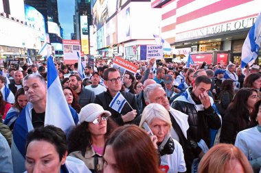 Filistinliler ve İsrailliler arasındaki çatışmada yaşanan şiddetli toprak anlaşmazlığı. 19 Ekim 2023, New York, New York, ABD. Yüzlerce İsrailli protestocu ve destekçi 46. ve 47. caddeler arasındaki Peder Duffy Meydanı 'na akın etti.