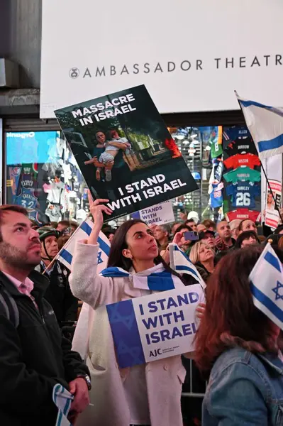 パレスチナ人とイスラエル人の間の紛争における土地の暴力的な紛争 2023年10月19日 ニューヨーク ニューヨーク 米国A 何百人ものイスラエルのデモ参加者と支持者は 46番街と47番街の間のダフィー スクエアに降り立った — ストック写真